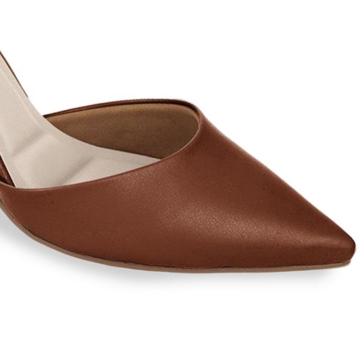 Sapato feminino chanel marrom com bico fino e acabamento nobuck em destaque